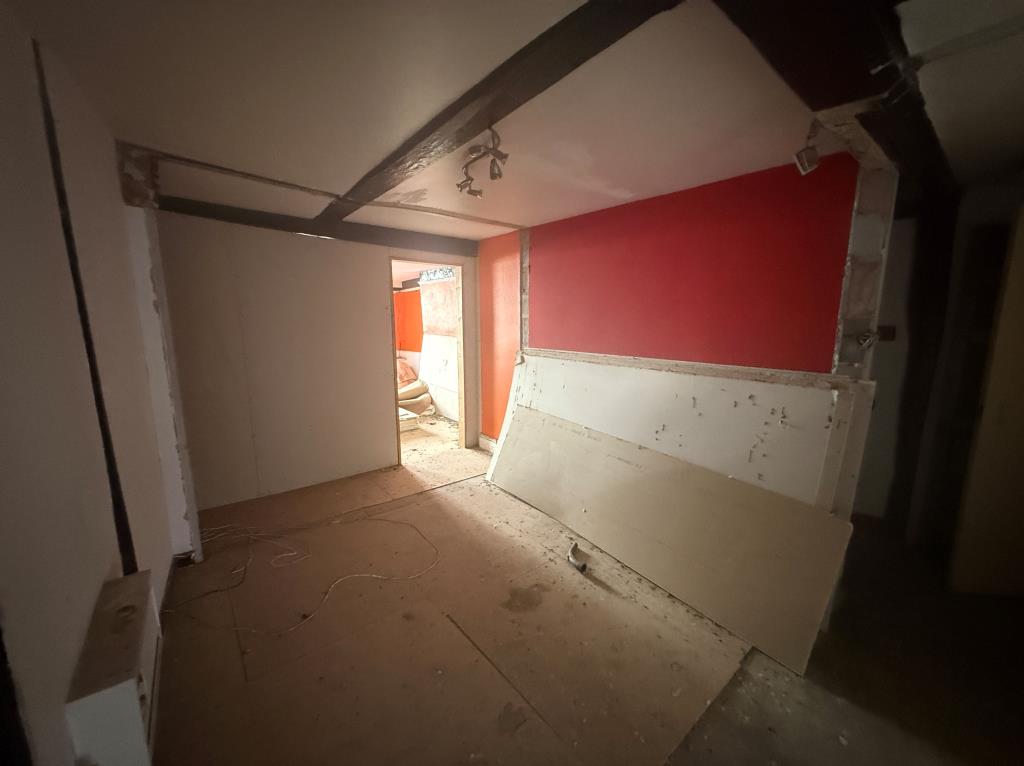Lot: 90 - COMMERCIAL PROPERTY WITH POTENTIAL - Room in middle of builing